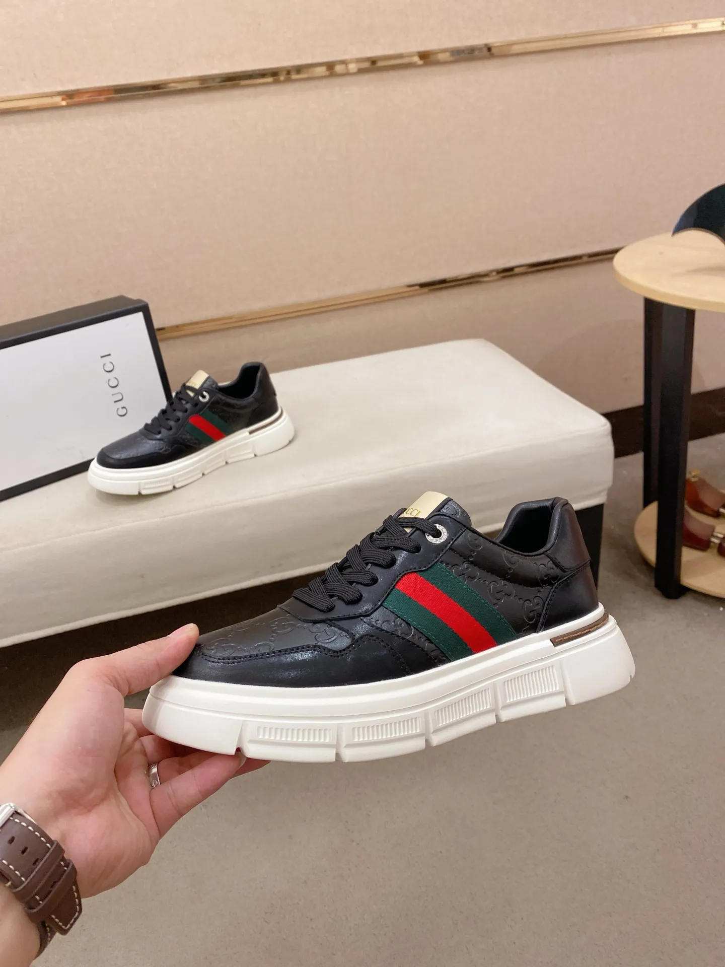 Men's shoes💰 420💰The new GUCCI (Gucci) counters are launched simultaneously. The new men's shoes, 😘fabrics are selected from imported cowhide, and the lining is sheepskin lining. 👍🏿 High-end ☄️ air-cushion molded anti-slip rubber outsole, exquisite lines, simple and elegant, comfortable and high-end for leisure travel. Code number: 38 to 44 (45 can be customized and cannot be returned or exchanged)